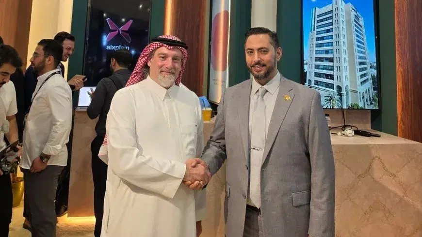 Dr. Hassan Sawaf of aixplain and Yasir Kahf of Syriatel shaking hands at LEAP in Riyadh